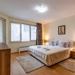 Location 3 Bedroom Next To The Varna