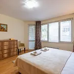 Location 3 Bedroom Next To The Apartament *