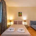 Location 3 Bedroom Next To The *