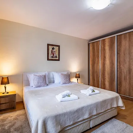 Διαμέρισμα Location 3 Bedroom Next To The Βάρνα