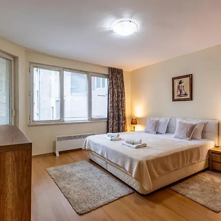 Location 3 Bedroom Next To The Varna