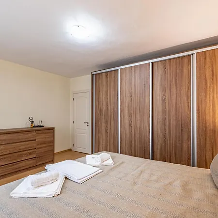 Location 3 Bedroom Next To The ヴァルナ