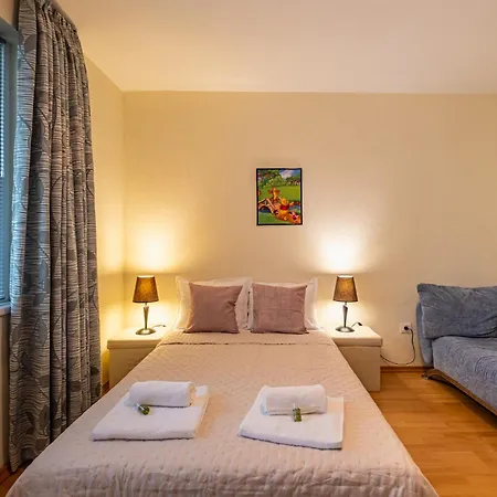 Location 3 Bedroom Next To The *