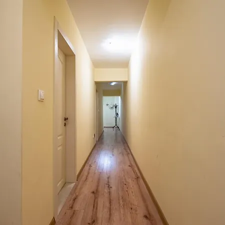 アパート Location 3 Bedroom Next To The ヴァルナ