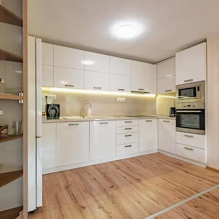 Location 3 Bedroom Next To The