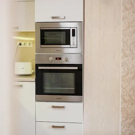 Location 3 Bedroom Next To The *