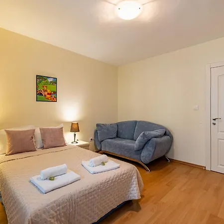 Location 3 Bedroom Next To The ヴァルナ