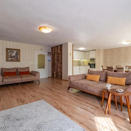 Location 3 Bedroom Next To The