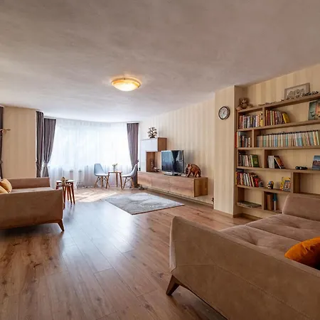 Location 3 Bedroom Next To The ヴァルナ