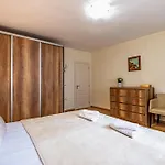 Location 3 Bedroom Next To The Lägenhet