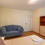 Location 3 Bedroom Next To The Lägenhet