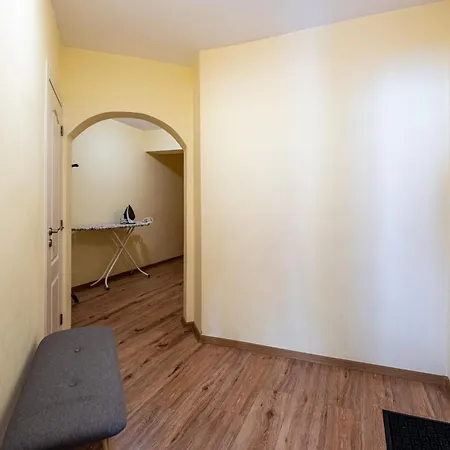 Location 3 Bedroom Next To The Daire *