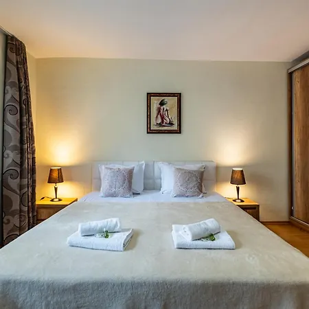 شقة Location 3 Bedroom Next To The