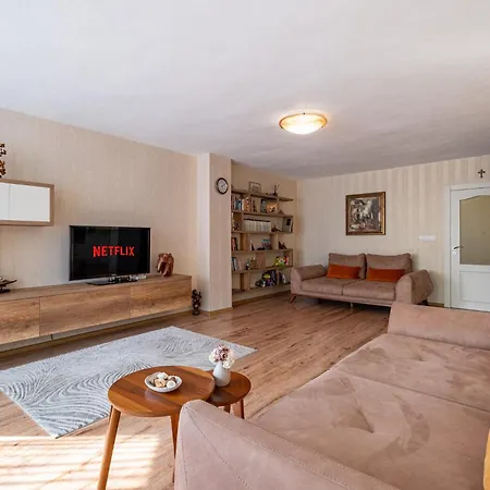 Location 3 Bedroom Next To The *