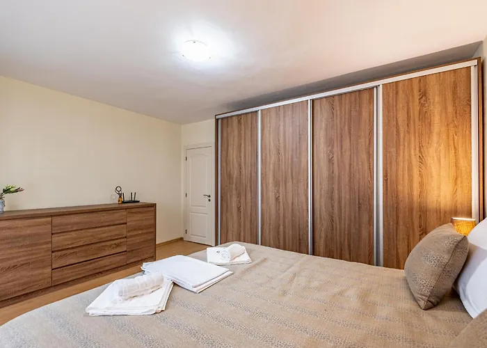Location 3 Bedroom Next To The فارنا