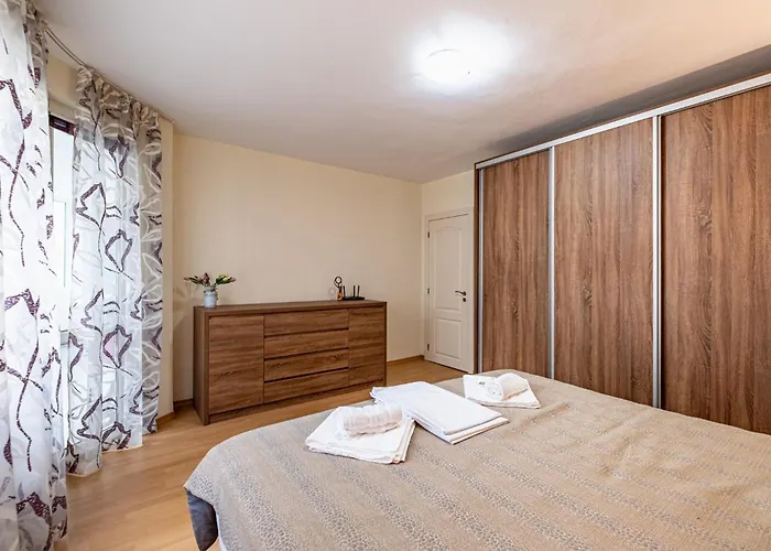Location 3 Bedroom Next To The * فارنا
